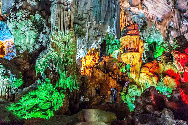 Động Thiên Cung - một trong các hang động đẹp nhất vịnh Hạ Long