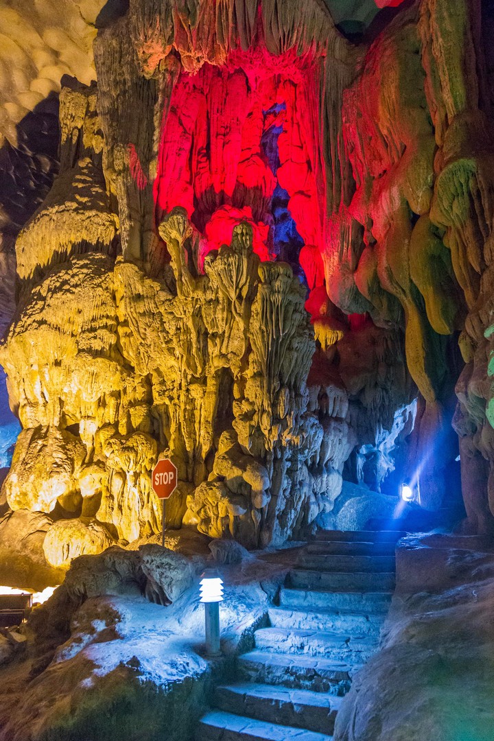 Vẻ đẹp tuyệt mỹ của hang Sửng Sốt trên vịnh Hạ Long