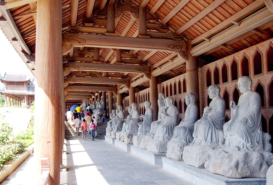 Hành lang La Hán với 500 pho tượng đá tại chùa Bái Đính