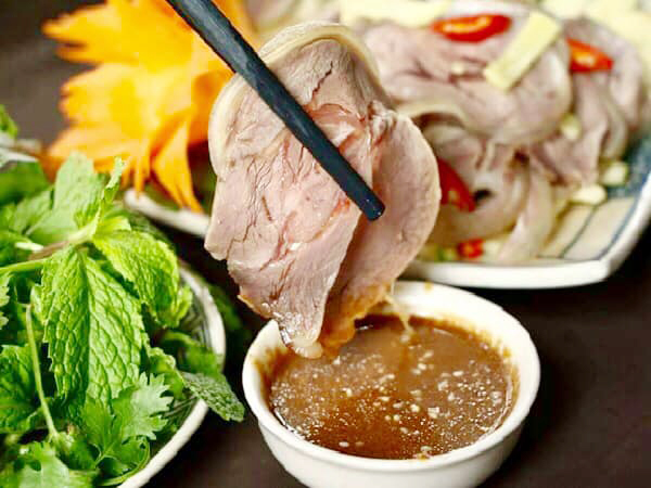 Du khách thưởng thức buffet trưa với đặc sản thịt dê, cơm cháy Ninh Bình tuyệt ngon!